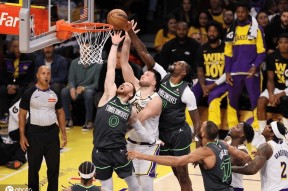 乐动APP下载 - 东契奇爆冷击败勇士，比分优势明显引爆全场！